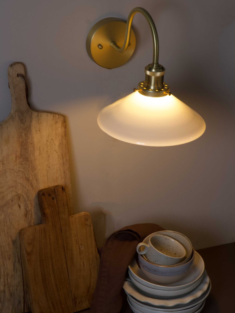 August 38cm Messing/hvit baderomslampe Fra PR Home - Denne skomakerlampen er spesialdesignet for baderom og har en elegant glassskjerm p&aring; 25 cm i diameter, som sprer lyset mykt og jevnt.