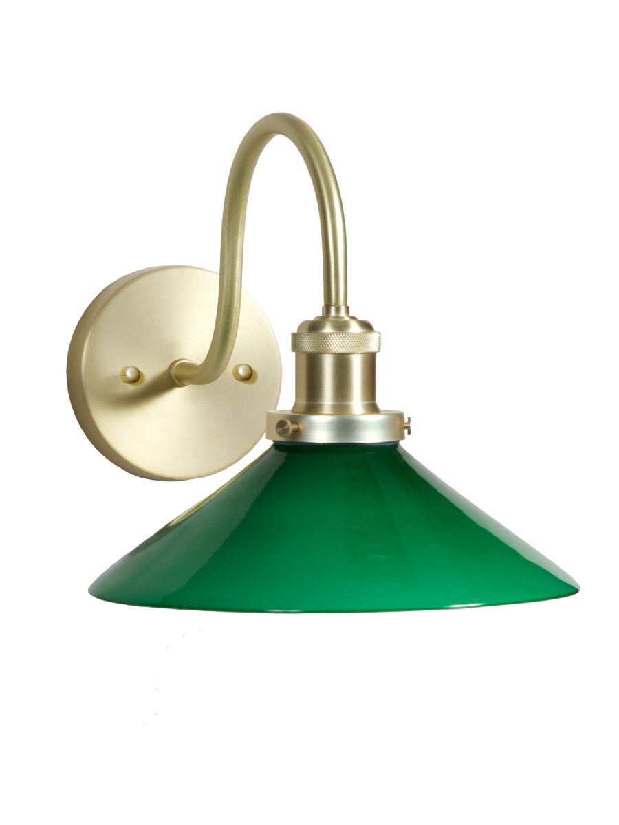 August 38cm Messing/grønn baderomslampe Fra PR Home - Denne skomakerlampen er spesialdesignet for baderom og har en elegant glassskjerm p&aring; 25 cm i diameter, som sprer lyset mykt og jevnt.