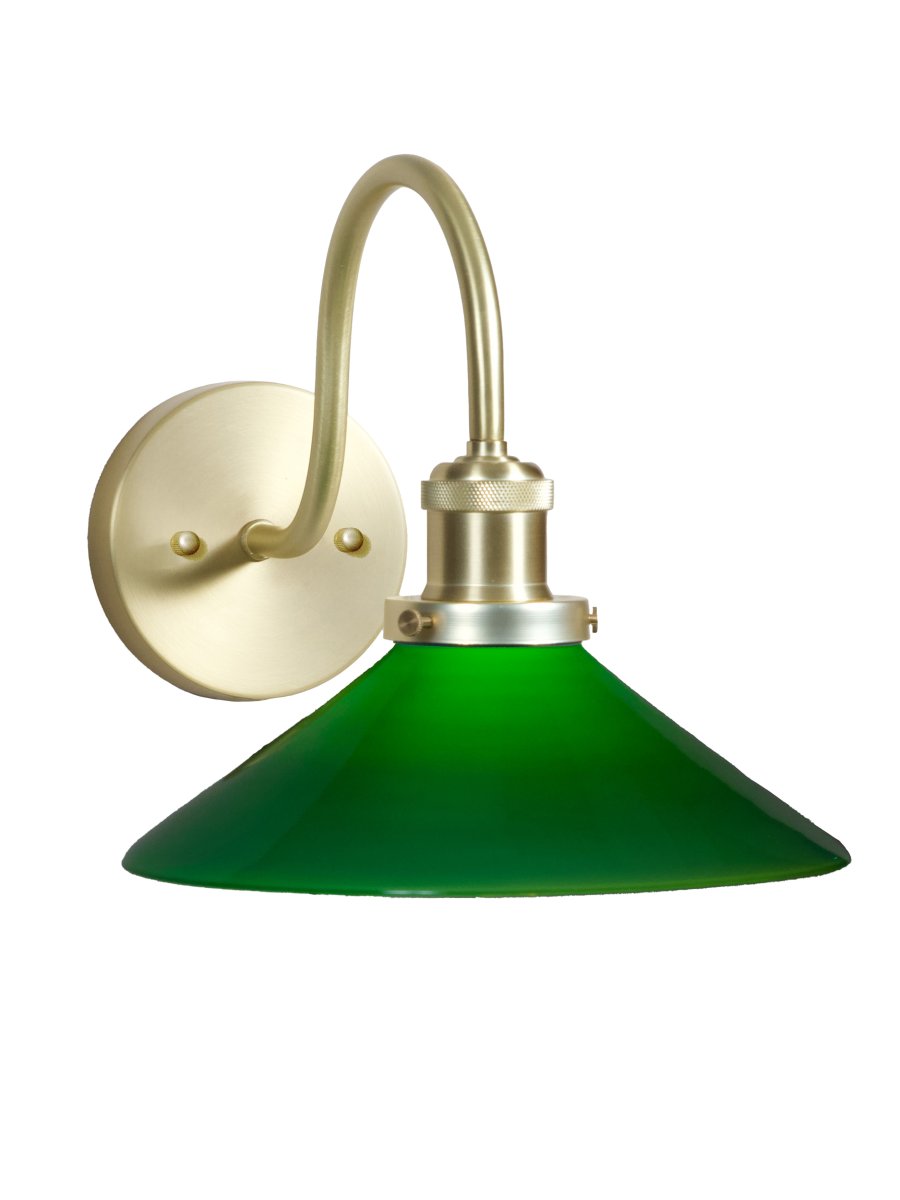 August 38cm Messing/grønn baderomslampe Fra PR Home - Denne skomakerlampen er spesialdesignet for baderom og har en elegant glassskjerm p&aring; 25 cm i diameter, som sprer lyset mykt og jevnt.