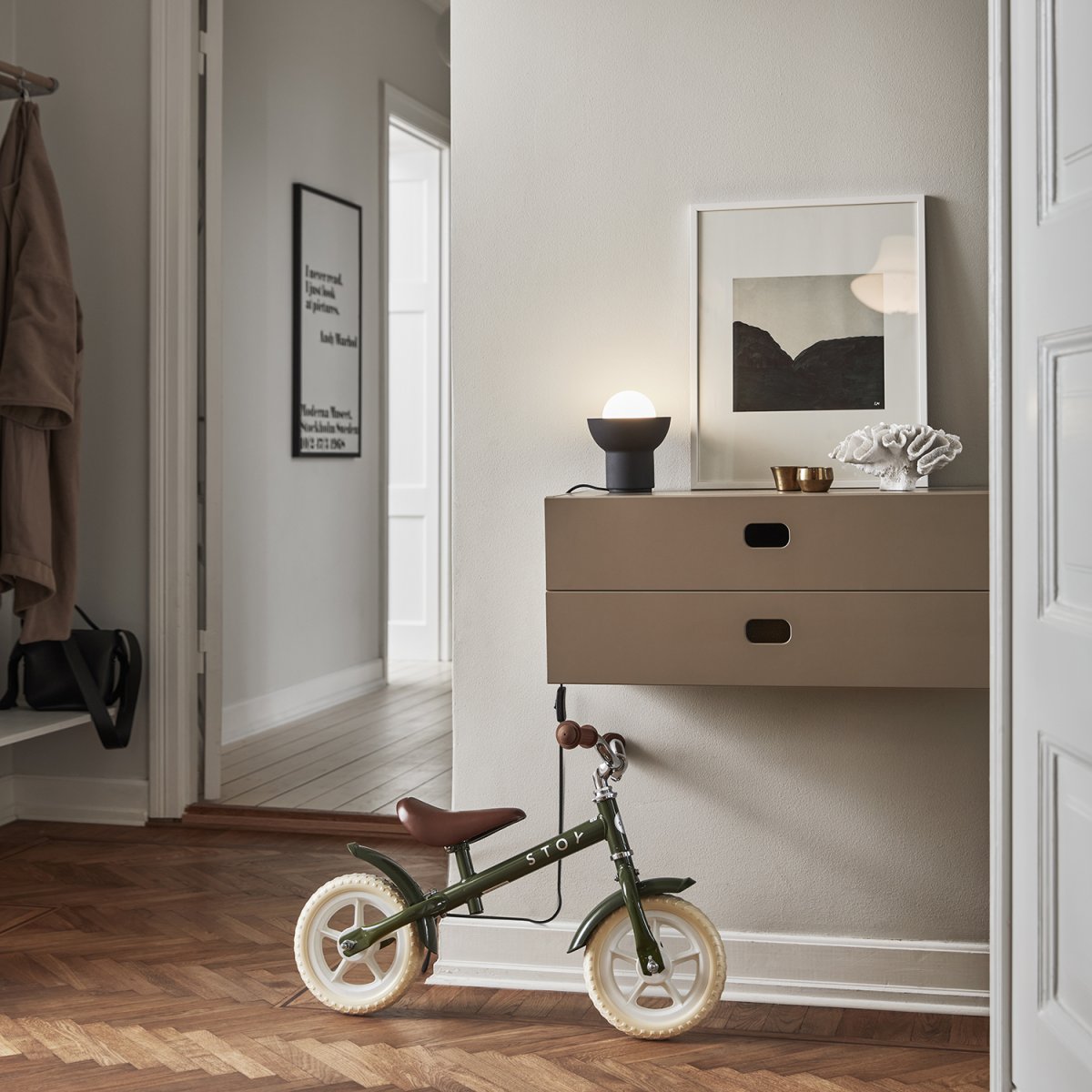 Up 13cm Antrasitt bordlampe Fra CO Bankeryd - Up bordlampe har et ungdommelig og skandinavisk design hvor det stående lyset blir en dekorativ del av lampens form.