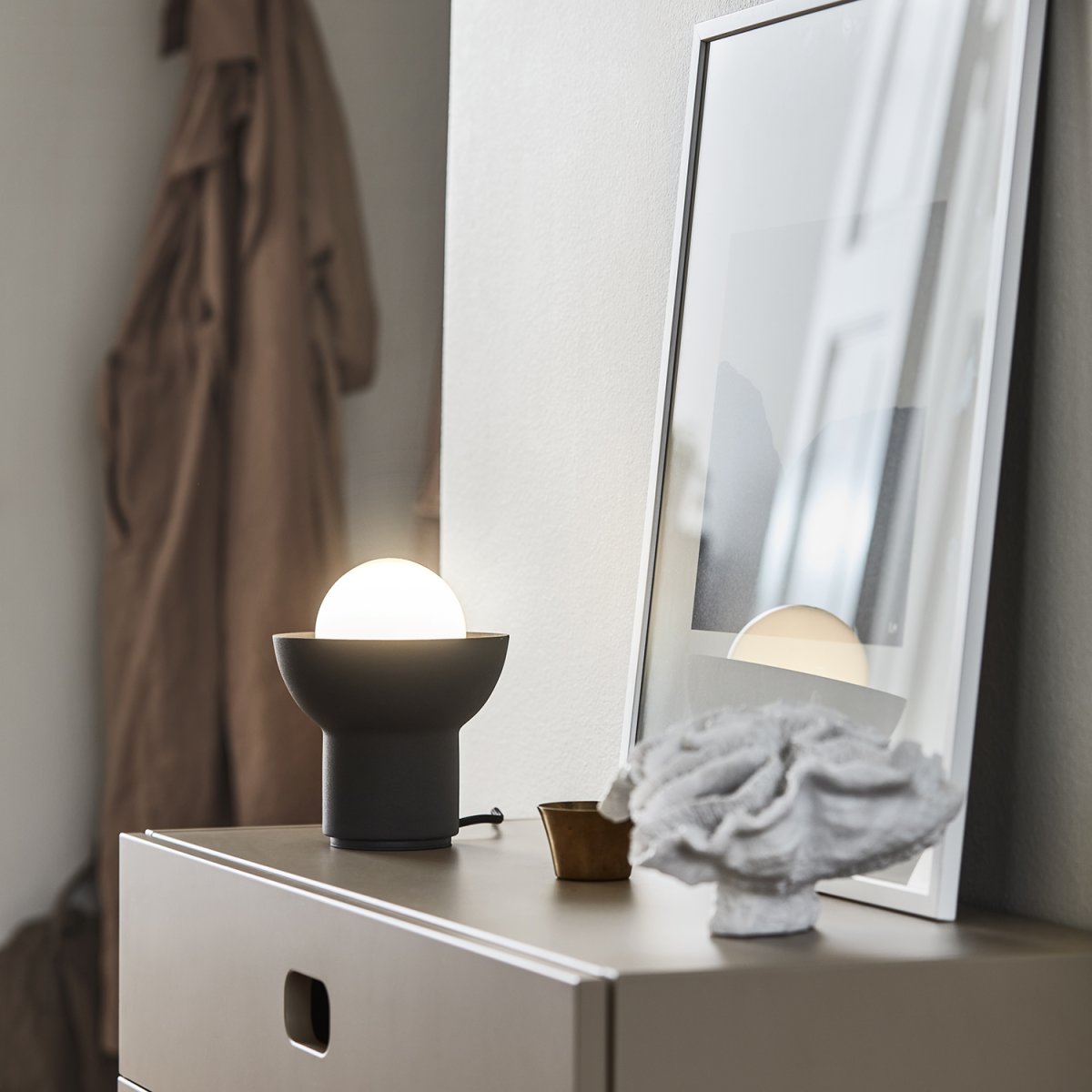 Up 13cm Antrasitt bordlampe Fra CO Bankeryd - Up bordlampe har et ungdommelig og skandinavisk design hvor det stående lyset blir en dekorativ del av lampens form.