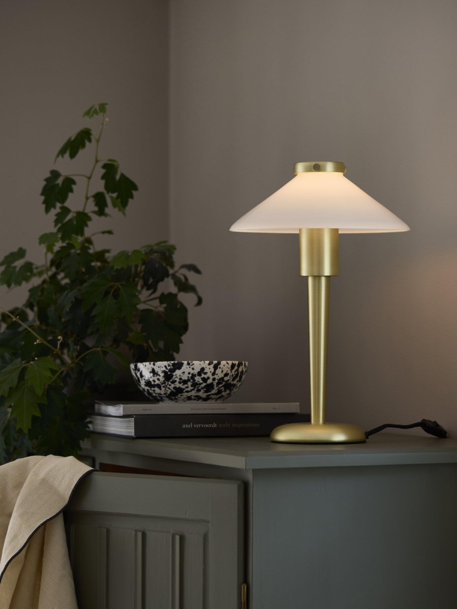 August 34cm Messing bordlampe Fra PR Home - Lampeskjermen er laget av glass og skrus fast; plasser ved hjelp av en metallhette i samme finish som foten.