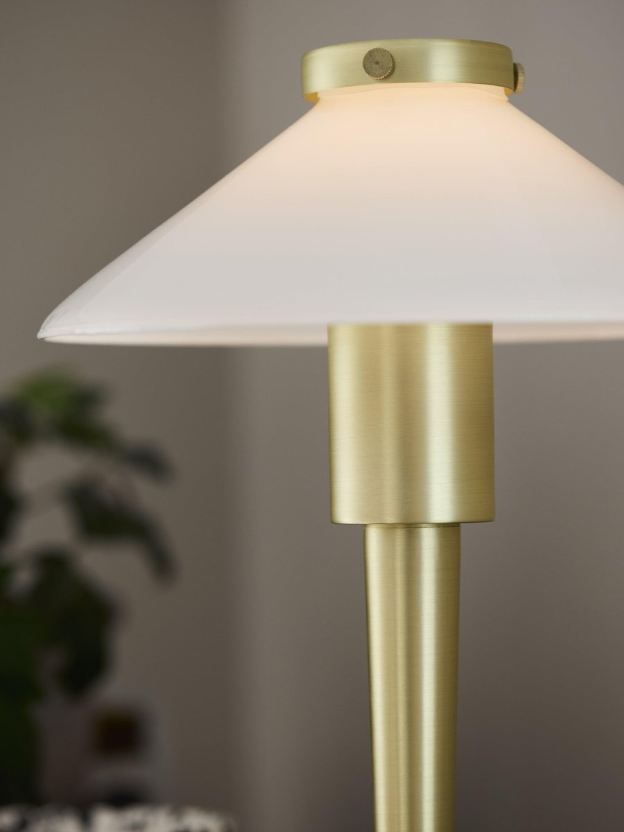 August 34cm Messing bordlampe Fra PR Home - Lampeskjermen er laget av glass og skrus fast; plasser ved hjelp av en metallhette i samme finish som foten.