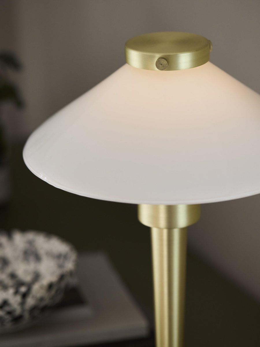 August 34cm Messing bordlampe Fra PR Home - Lampeskjermen er laget av glass og skrus fast; plasser ved hjelp av en metallhette i samme finish som foten.
