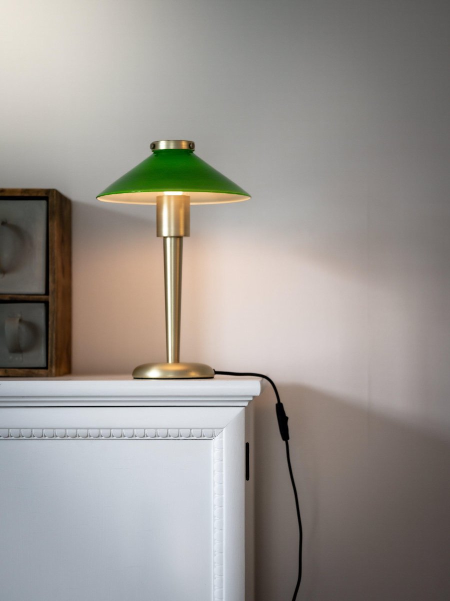 August 34cm Grønn bordlampe Fra PR Home - Lampeskjermen er laget av glass og skrus fast; plasser ved hjelp av en metallhette i samme finish som foten.