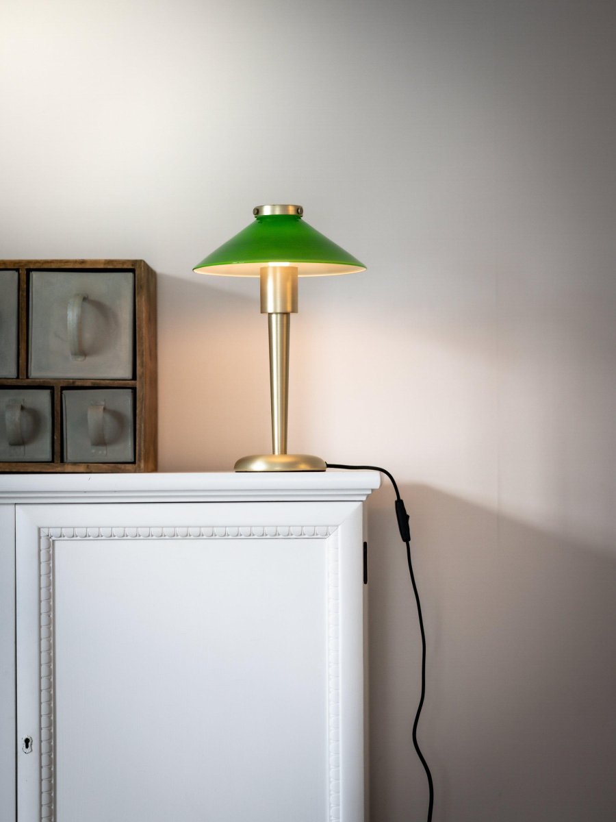 August 34cm Grønn bordlampe Fra PR Home - Lampeskjermen er laget av glass og skrus fast; plasser ved hjelp av en metallhette i samme finish som foten.