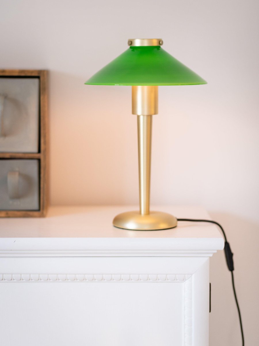 August 34cm Grønn bordlampe Fra PR Home - Lampeskjermen er laget av glass og skrus fast; plasser ved hjelp av en metallhette i samme finish som foten.