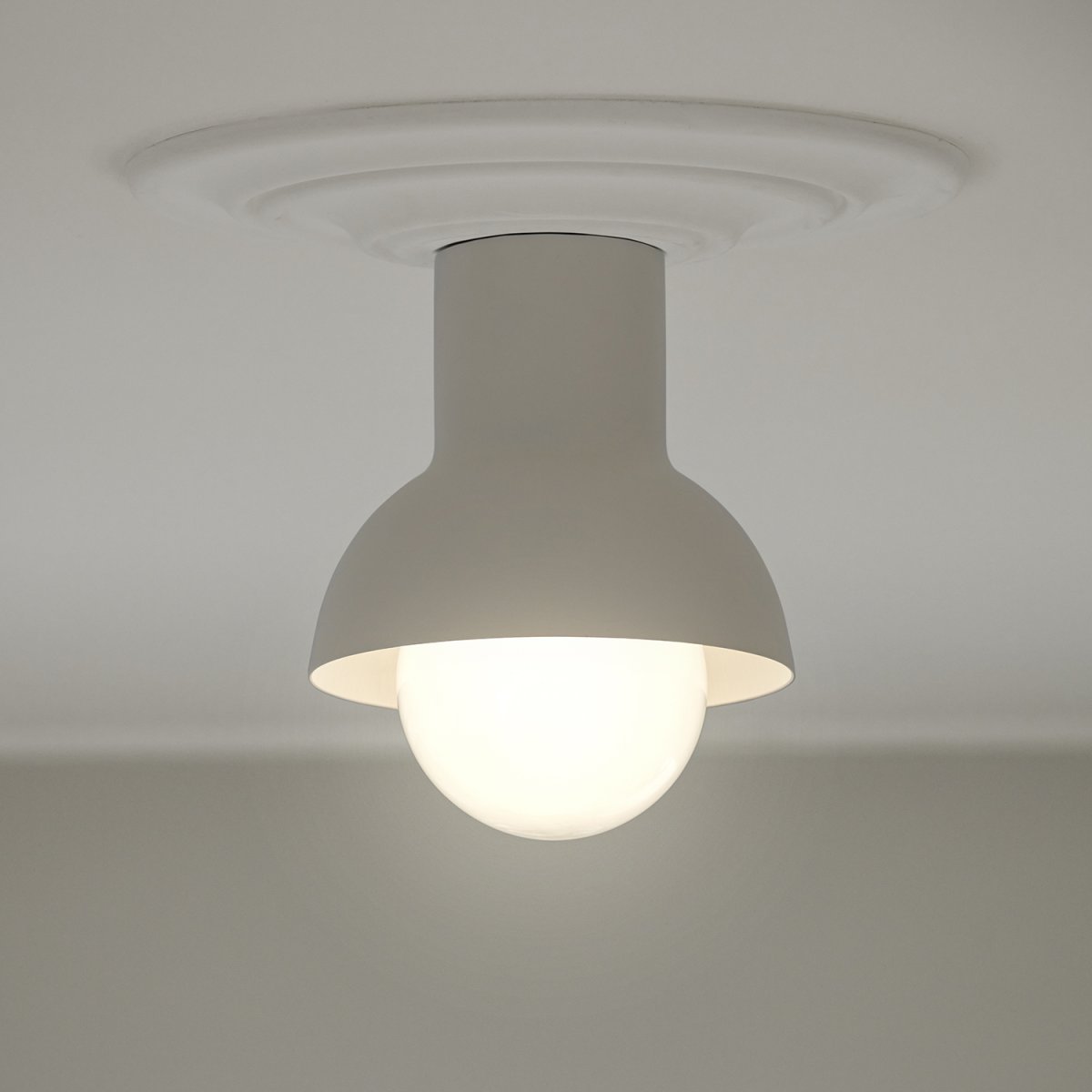 Down Ø20 Lys beige plafond Fra CO Bankeryd - Down plafond har et ungdommelig og skandinavisk design som med sitt stemningsfulle lys passer perfekt i en hall eller kj&oslash;kken.