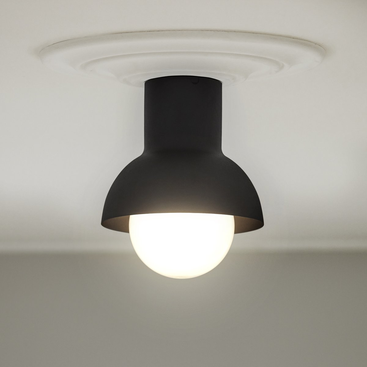 Down Ø20 Antrasitt plafond Fra CO Bankeryd - Down plafond har et ungdommelig og skandinavisk design som med sitt stemningsfulle lys passer perfekt i en hall eller kj&oslash;kken.