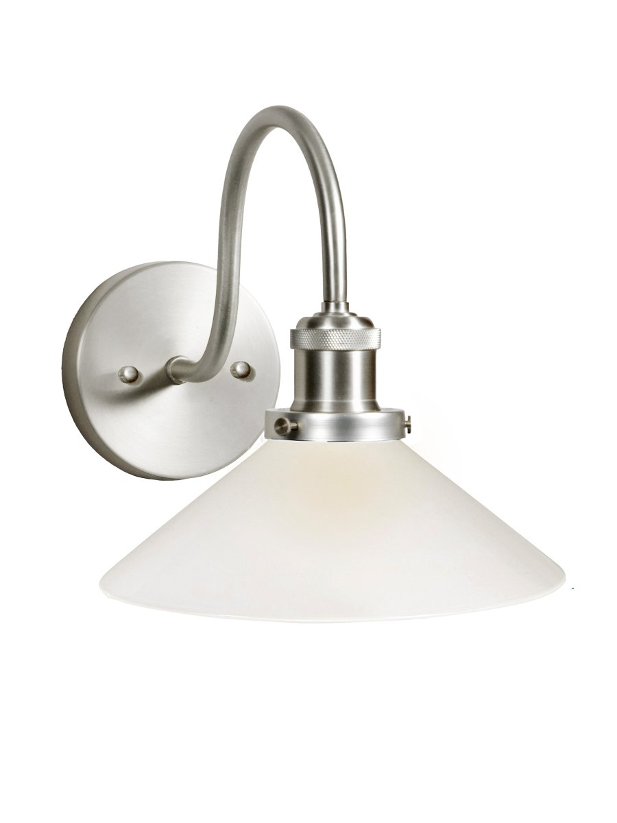 August 38cm Krom/hvit baderomslampe Fra PR Home - Denne skomakerlampen er spesialdesignet for baderom og har en elegant glassskjerm p&aring; 25 cm i diameter, som sprer lyset mykt og jevnt.
