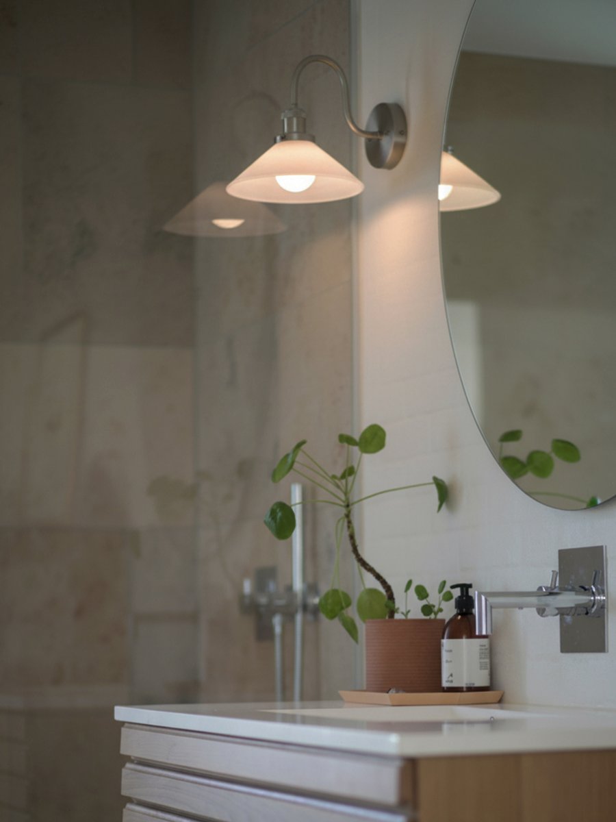 August 38cm Krom/hvit baderomslampe Fra PR Home - Denne skomakerlampen er spesialdesignet for baderom og har en elegant glassskjerm p&aring; 25 cm i diameter, som sprer lyset mykt og jevnt.