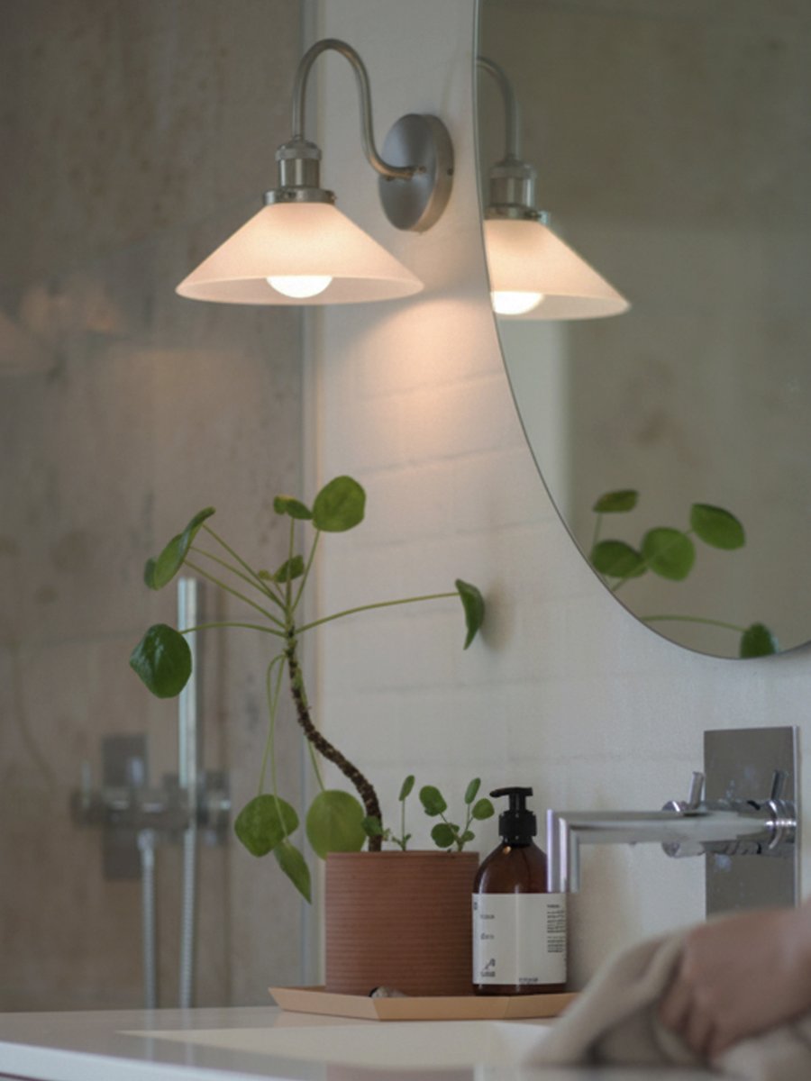 August 38cm Krom/hvit baderomslampe Fra PR Home - Denne skomakerlampen er spesialdesignet for baderom og har en elegant glassskjerm p&aring; 25 cm i diameter, som sprer lyset mykt og jevnt.