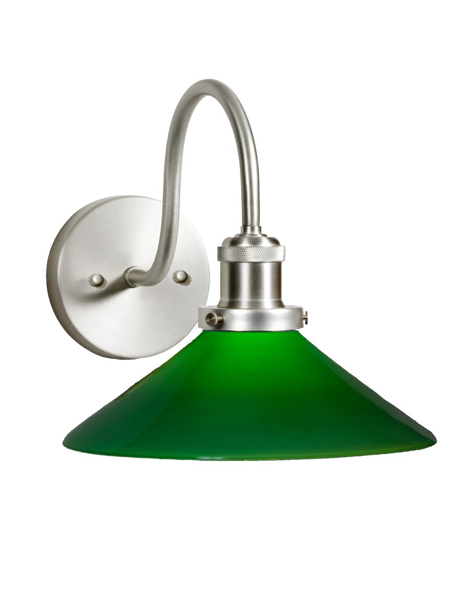 August 38cm Krom/grønn baderomslampe Fra PR Home - Denne skomakerlampen er spesialdesignet for baderom og har en elegant glassskjerm p&aring; 25 cm i diameter, som sprer lyset mykt og jevnt.