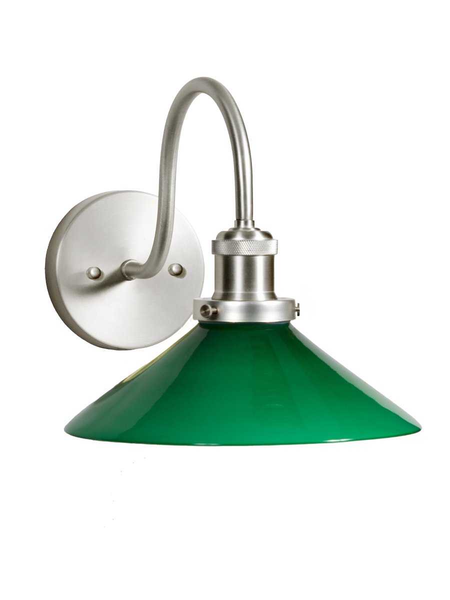 August 38cm Krom/grønn baderomslampe Fra PR Home - Denne skomakerlampen er spesialdesignet for baderom og har en elegant glassskjerm p&aring; 25 cm i diameter, som sprer lyset mykt og jevnt.