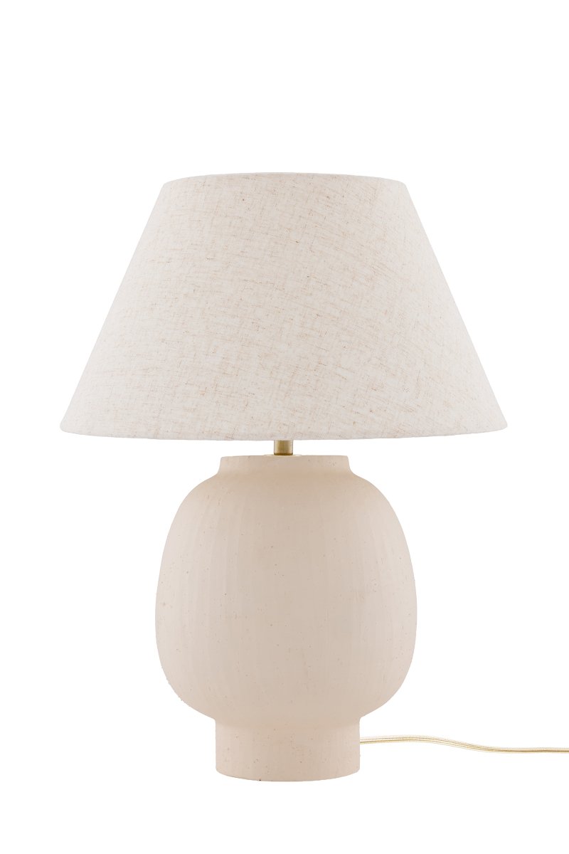 Lorenzo 46cm Beige bordlampe Fra Globen Lighting - Den h&aring;ndlagde strukturen gir hver lampe et naturlig og livlig uttrykk, mens den beige tekstilskjermen bidrar til en myk og koselig f&oslash;lelse.