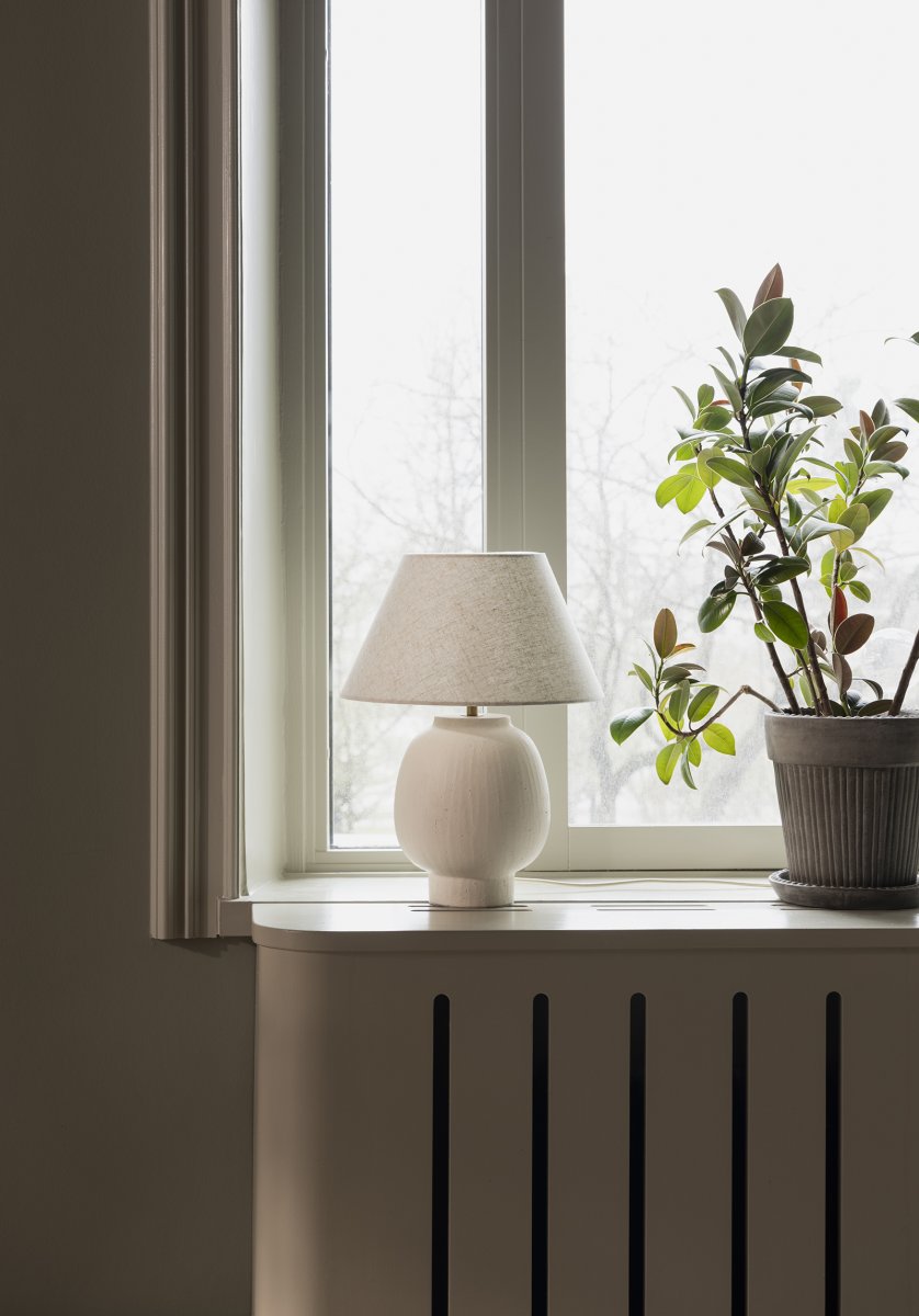 Lorenzo 46cm Beige bordlampe Fra Globen Lighting - Den h&aring;ndlagde strukturen gir hver lampe et naturlig og livlig uttrykk, mens den beige tekstilskjermen bidrar til en myk og koselig f&oslash;lelse.