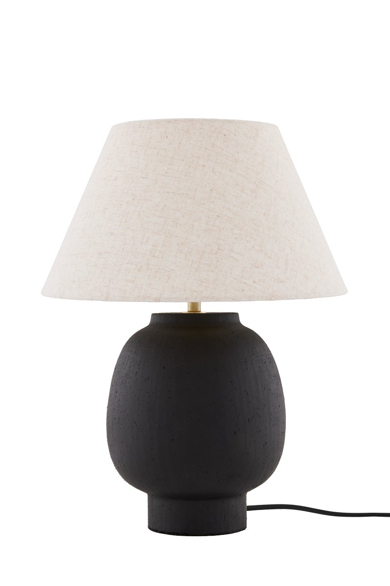 Lorenzo 46cm Svart bordlampe Fra Globen Lighting - Lorenzo er en robust og karakterfull bordlampe i svart keramikk med en matt, lett finish.
