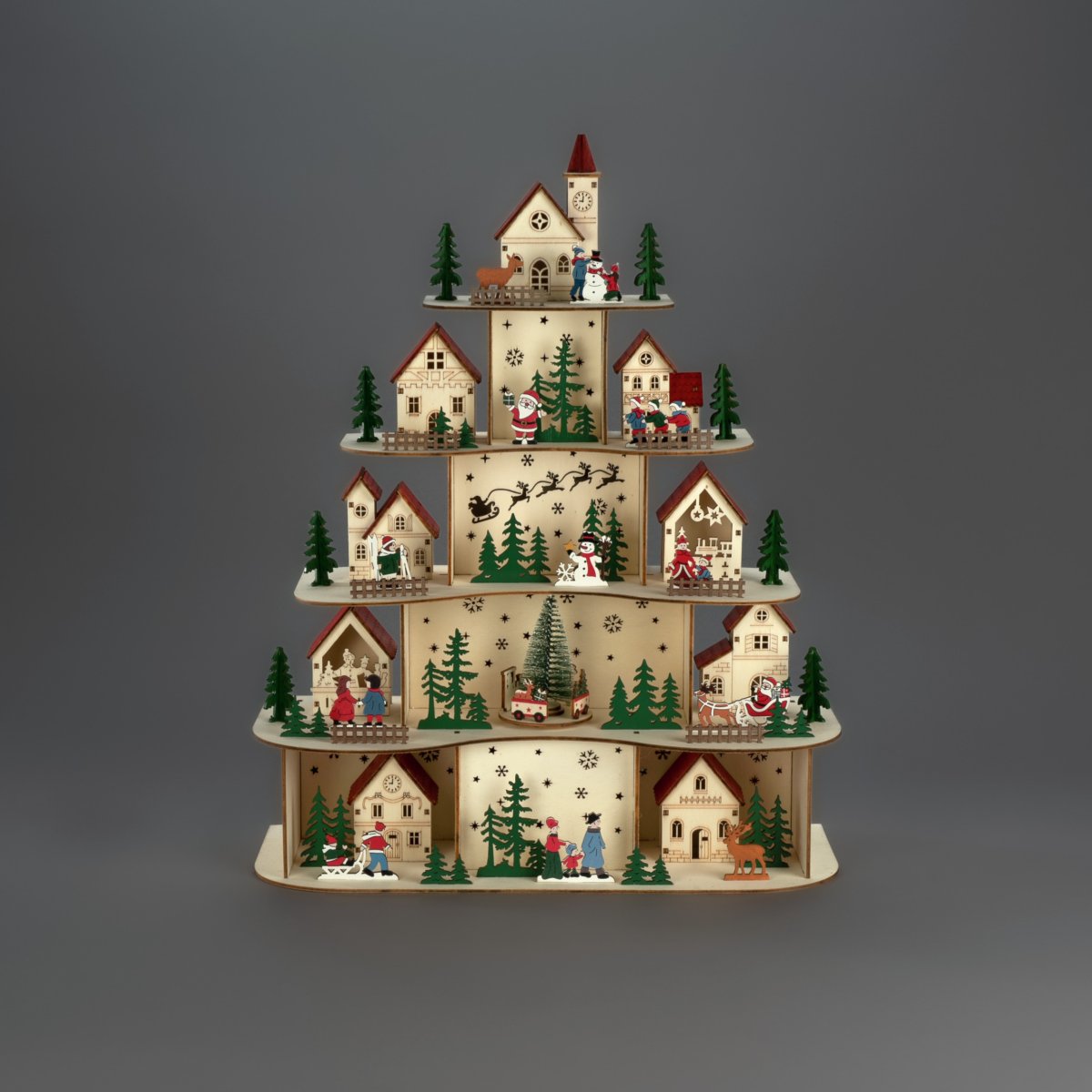 Juleby LED 48cm Tre Fra Konstsmide - Julelandsbyen drives av 3 AA-batterier (ikke inkludert) og er ogs&aring; utstyrt med en timerfunksjon, 6 timer p&aring; og 18 timer av, repeterende, noe som gj&oslash;r den b&aring;de praktisk og energieffektiv.