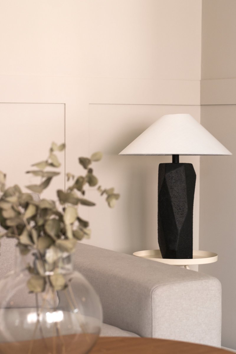 Massi 56cm Svart bordlampe Fra Globen Lighting - Lampeskjermen i hvit bomull er 40 cm i nedre diameter, 5 cm i &oslash;vre diameter og har en h&oslash;yde p&aring; 14 cm.