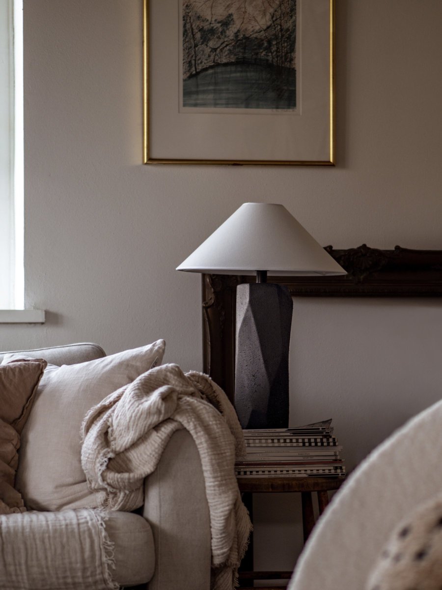 Massi 56cm Svart bordlampe Fra Globen Lighting - Lampeskjermen i hvit bomull er 40 cm i nedre diameter, 5 cm i &oslash;vre diameter og har en h&oslash;yde p&aring; 14 cm.