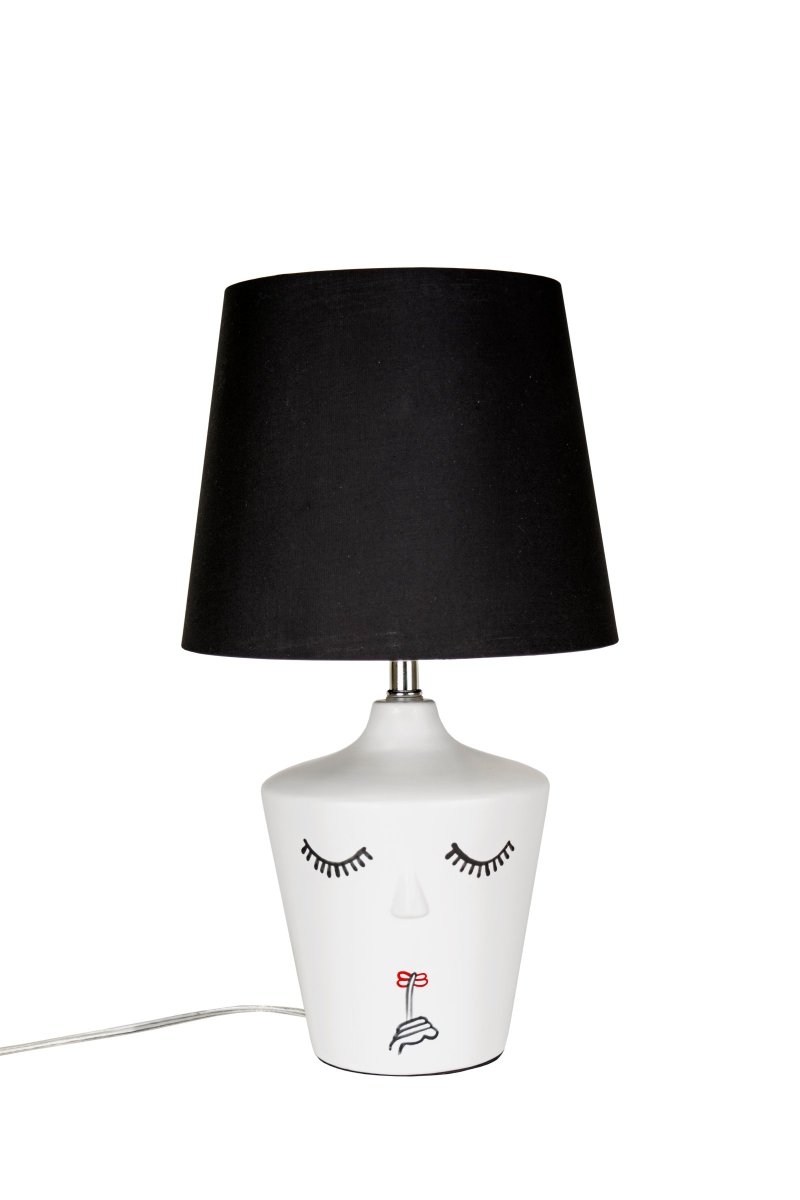 Nora 43cm Hvit bordlampe Fra Globen Lighting - Du kan velge hvilken side av lampen som skal vises p&aring; veggen din, som er en enkel m&aring;te &aring; fornye uttrykket i hjemmet ditt p&aring;.