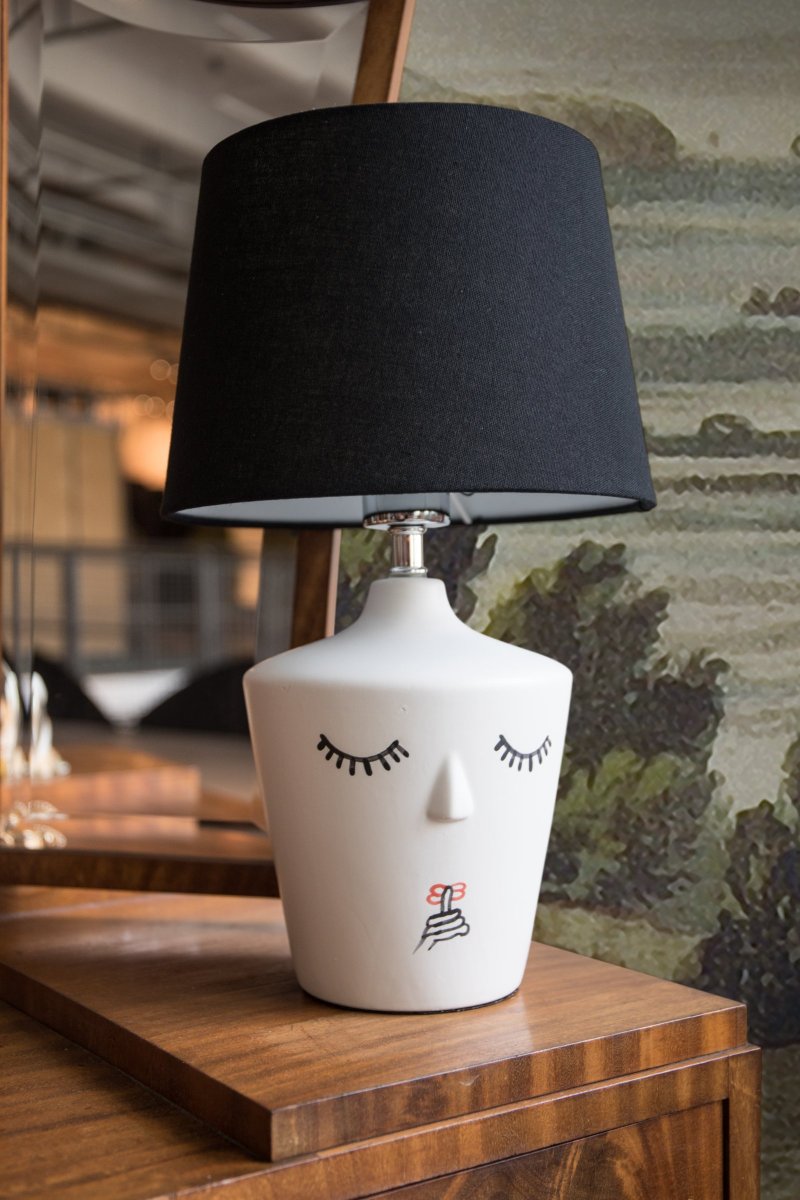 Nora 43cm Hvit bordlampe Fra Globen Lighting - Du kan velge hvilken side av lampen som skal vises p&aring; veggen din, som er en enkel m&aring;te &aring; fornye uttrykket i hjemmet ditt p&aring;.