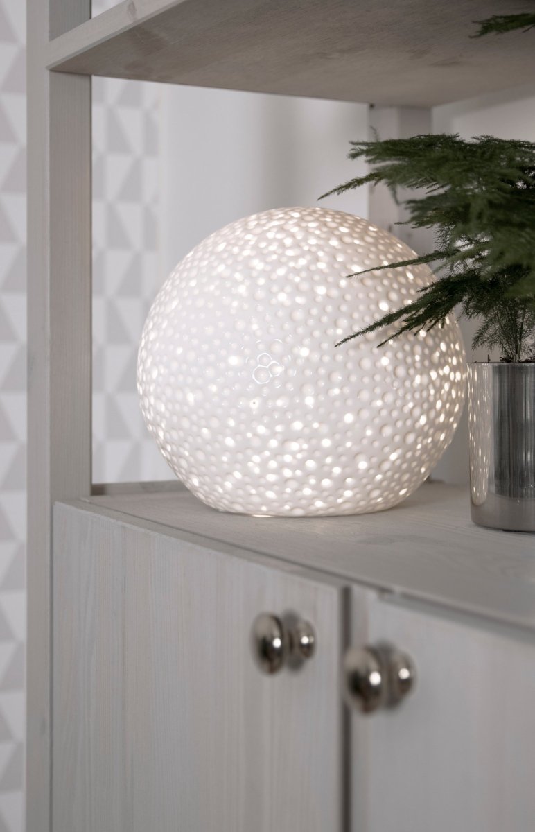 Moonlight 20cm Hvit bordlampe Fra Globen Lighting - Moonlight XL er håndlaget i Glossy White keramikk og skaper en fin atmosfære når den kaster fantastiske skygger i rommet.