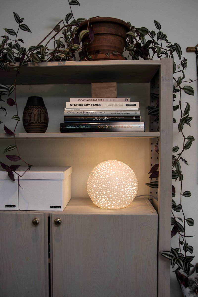 Moonlight 20cm Hvit bordlampe Fra Globen Lighting - Moonlight XL er håndlaget i Glossy White keramikk og skaper en fin atmosfære når den kaster fantastiske skygger i rommet.