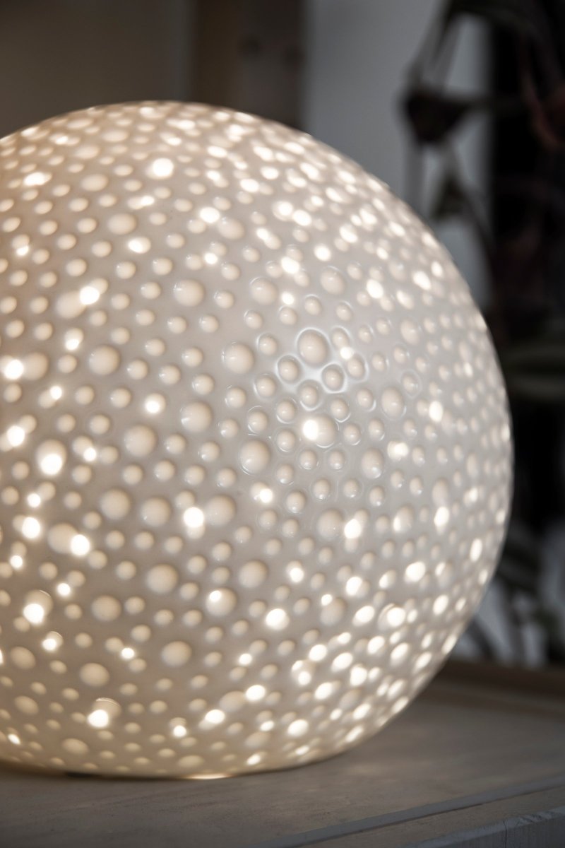 Moonlight 20cm Hvit bordlampe Fra Globen Lighting - Moonlight XL er håndlaget i Glossy White keramikk og skaper en fin atmosfære når den kaster fantastiske skygger i rommet.