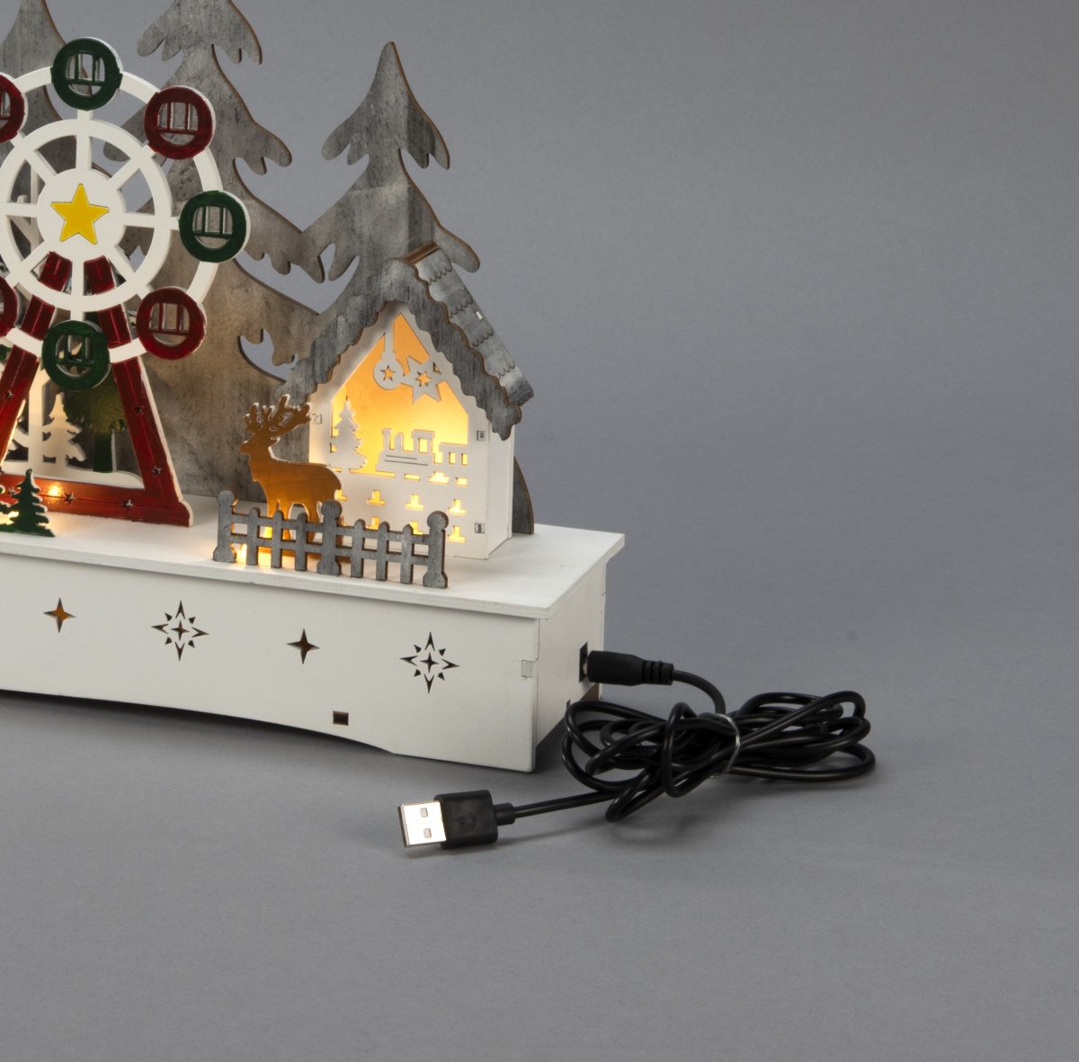 Nisseby LED 25cm Flerfarget Fra Konstsmide - Santa Village er utstyrt med en timer for 6 timer drevet av 2 AA-batterier (ikke inkludert).
