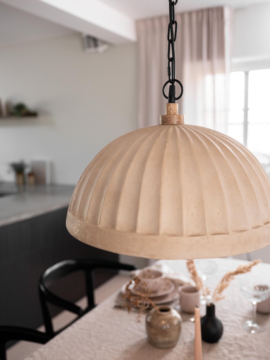 Haley Ø43 Beige Taklampe Fra PR Home - 1,3m sort metallkjede og 1,5m sort plastkabel og svart metalltakkopp for krokoppheng.