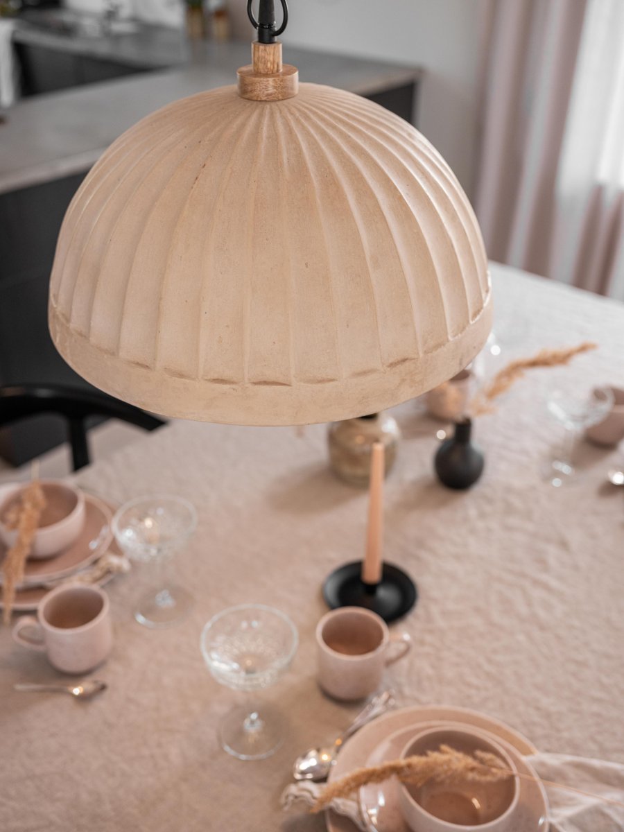 Haley Ø43 Beige Taklampe Fra PR Home - 1,3m sort metallkjede og 1,5m sort plastkabel og svart metalltakkopp for krokoppheng.