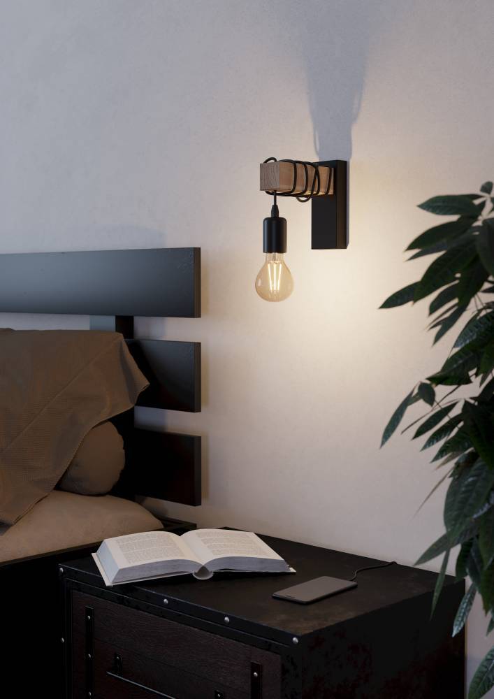 Townshend Svart vegglampe Fra Eglo - Lampens enkle, men sjarmerende design passer like godt i moderne som i landlige omgivelser og gir en varm og innbydende atmosfære.
