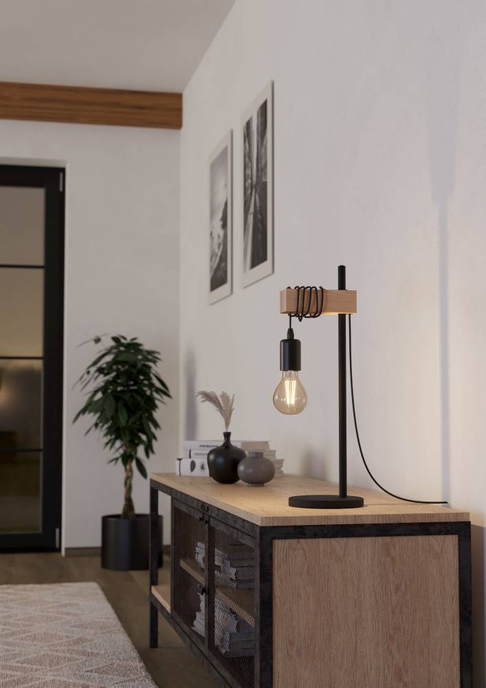 Townshend 50cm Svart bordlampe Fra Eglo - Lampens enkle, men sjarmerende design passer like godt i moderne som i landlige omgivelser og gir en varm og innbydende atmosfære.
