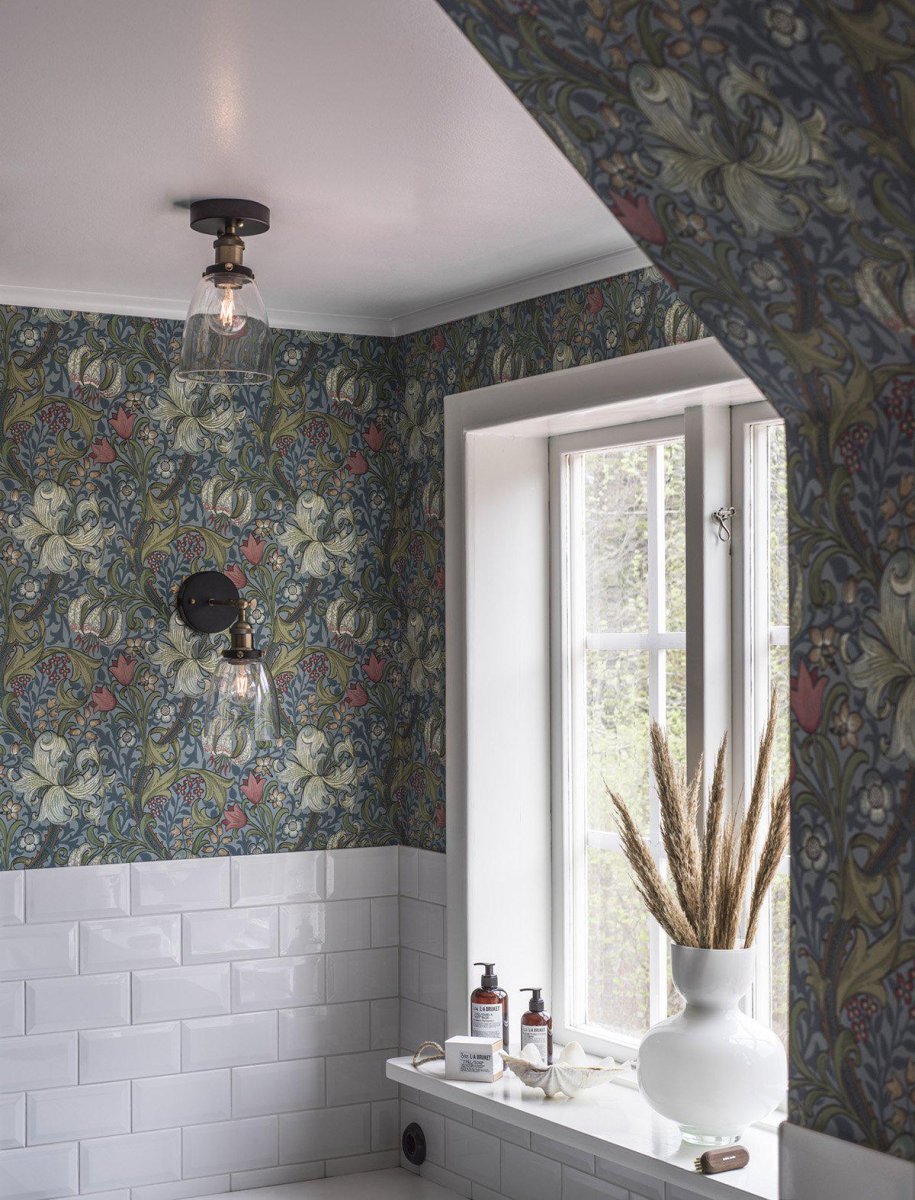 Kappa Ø14 Svart baderomslampe Fra PR Home - Den er beskyttet mot fukt i IP23-klassifisering og passer godt i baderomsmilj&oslash;er.