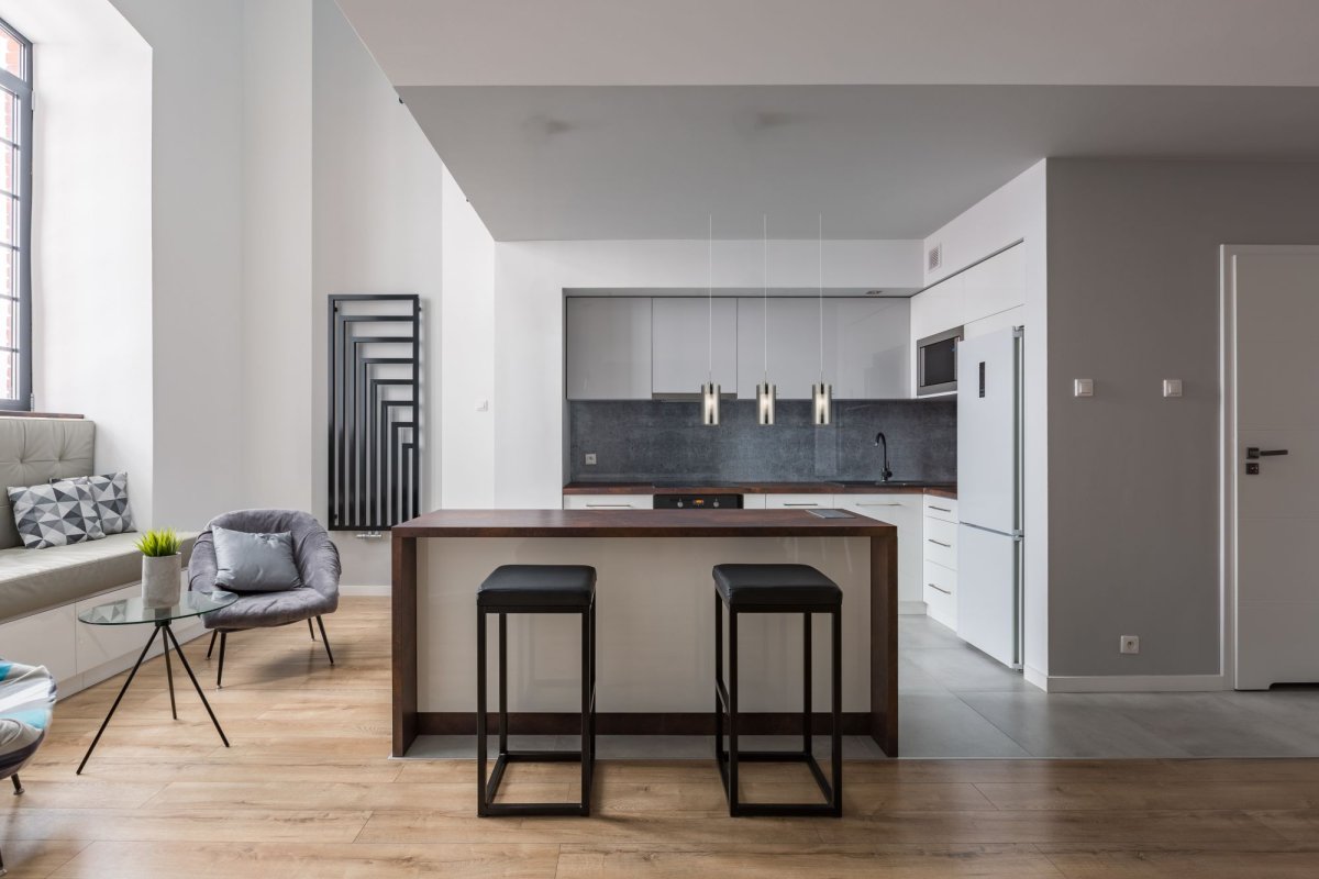 Duo 70cm Sølv Taklampe Fra Searchlight - Duo-pendellampe i satengsølvfinish med tre doble sylinderglassskjermer gir et moderne og stilig inntrykk på kjøkkenet eller i spisestuen, perfekt plassert over kjøkken- eller spisebordet.