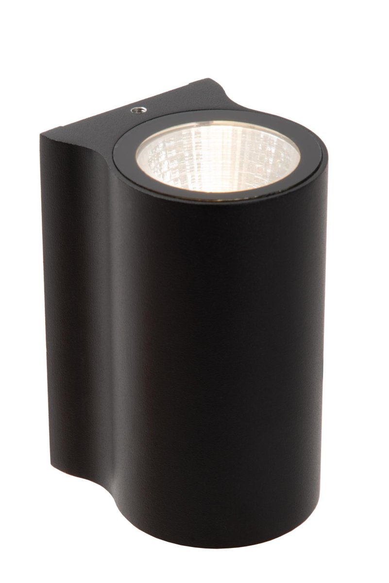 Akra Svart utendørslampe Fra Lucide - Med en integrert LED-lampe som sprer et varmt hvitt lys nedover, gir Akra en behagelig lysstyrke uten å blende, noe som gjør det enkelt og trygt å bevege seg i mørket.
