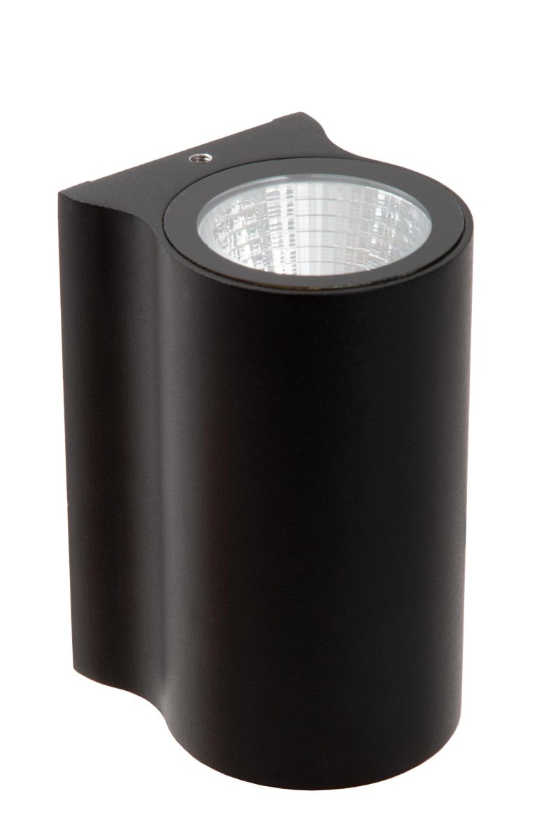 Akra Svart utendørslampe Fra Lucide - Med en integrert LED-lampe som sprer et varmt hvitt lys nedover, gir Akra en behagelig lysstyrke uten å blende, noe som gjør det enkelt og trygt å bevege seg i mørket.