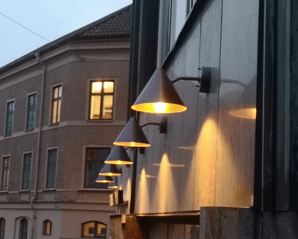 Tratt Oksidert kobber utendørslampe Fra Westal - Tratt vegglampe er en nedovervendt veggarmatur med et allround lysm&oslash;nster, laget av kobber med m&oslash;rk oksidert overflate for ekstra holdbarhet og lang levetid.