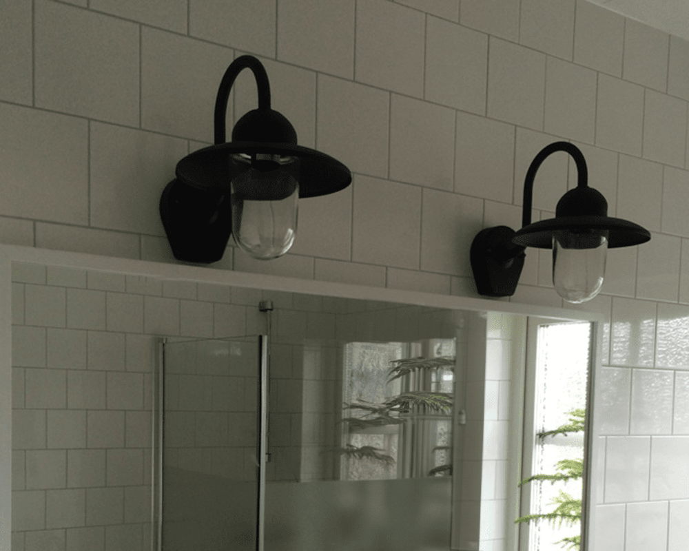 Nisse Oksidert kobber utendørslampe Fra Westal - Nisee er en klassisk utendørs vegglampe som kombinerer tidløs design med materialer av høy kvalitet.