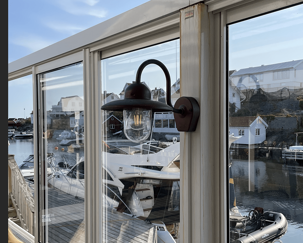 Nisse Oksidert kobber utendørslampe Fra Westal - Nisee er en klassisk utendørs vegglampe som kombinerer tidløs design med materialer av høy kvalitet.