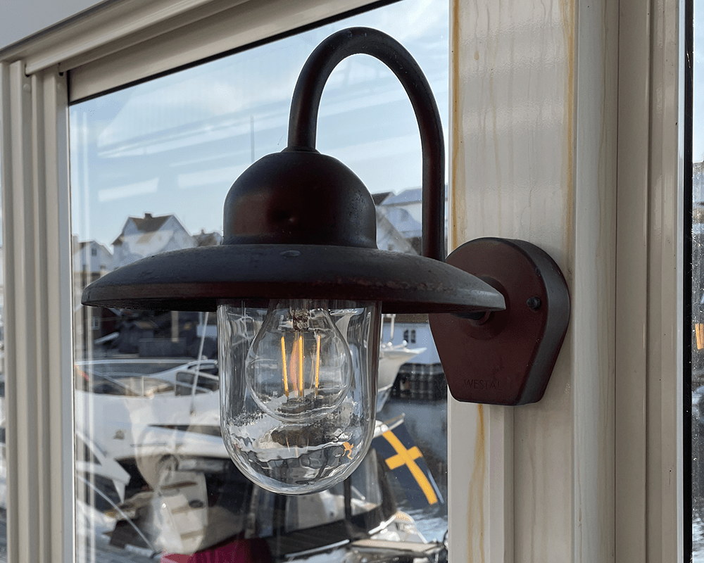 Nisse Oksidert kobber utendørslampe Fra Westal - Nisee er en klassisk utendørs vegglampe som kombinerer tidløs design med materialer av høy kvalitet.