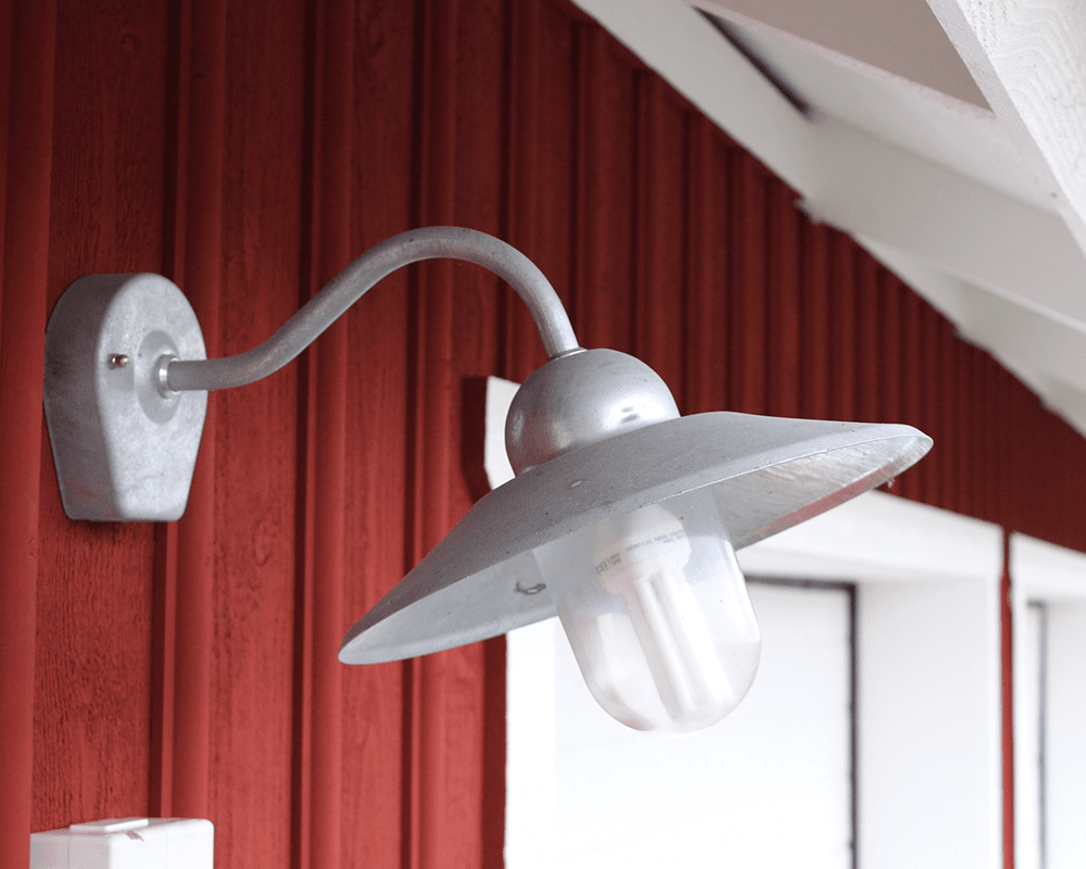 Stall Galvanisert stål utendørslampe Fra Westal - Baksiden har to&aring; innganger og utganger og hurtigkoblingsklemme.