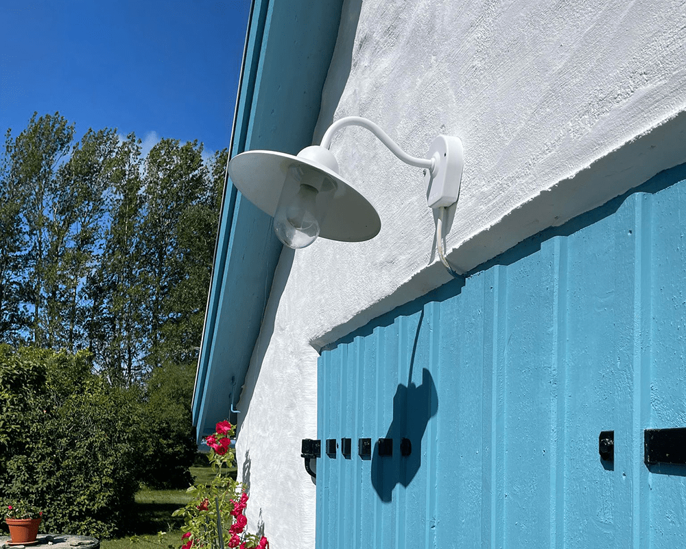 Stall Hvit utendørslampe Fra Westal - Baksiden har to&aring; innganger og utganger og hurtigkoblingsklemme.