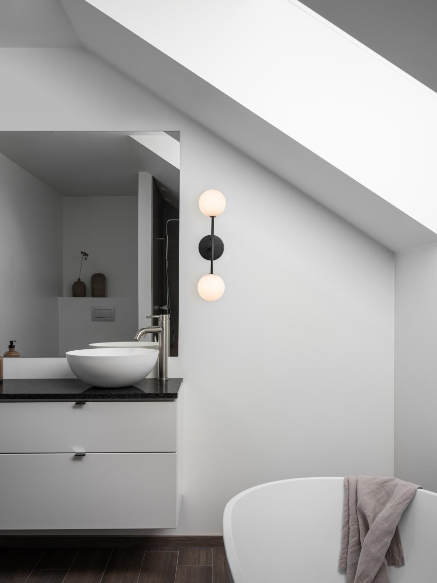 Sigma 50cm Svart baderomslampe Fra PR Home - Den er beskyttet mot fukt i IP23-klassifisering og passer godt i baderomsmilj&oslash;er.