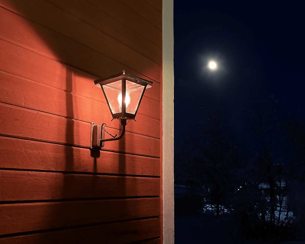 Gustav upp Svart utendørslampe Fra Westal - Velg mellom en opp- eller nedover-lanterne i lakkert og rustfri finish, eller i praktfullt oksidert kobber.