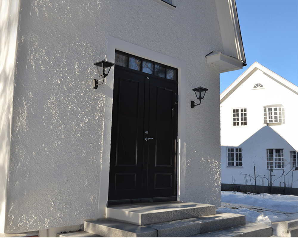 Gustav upp Svart utendørslampe Fra Westal - Velg mellom en opp- eller nedover-lanterne i lakkert og rustfri finish, eller i praktfullt oksidert kobber.