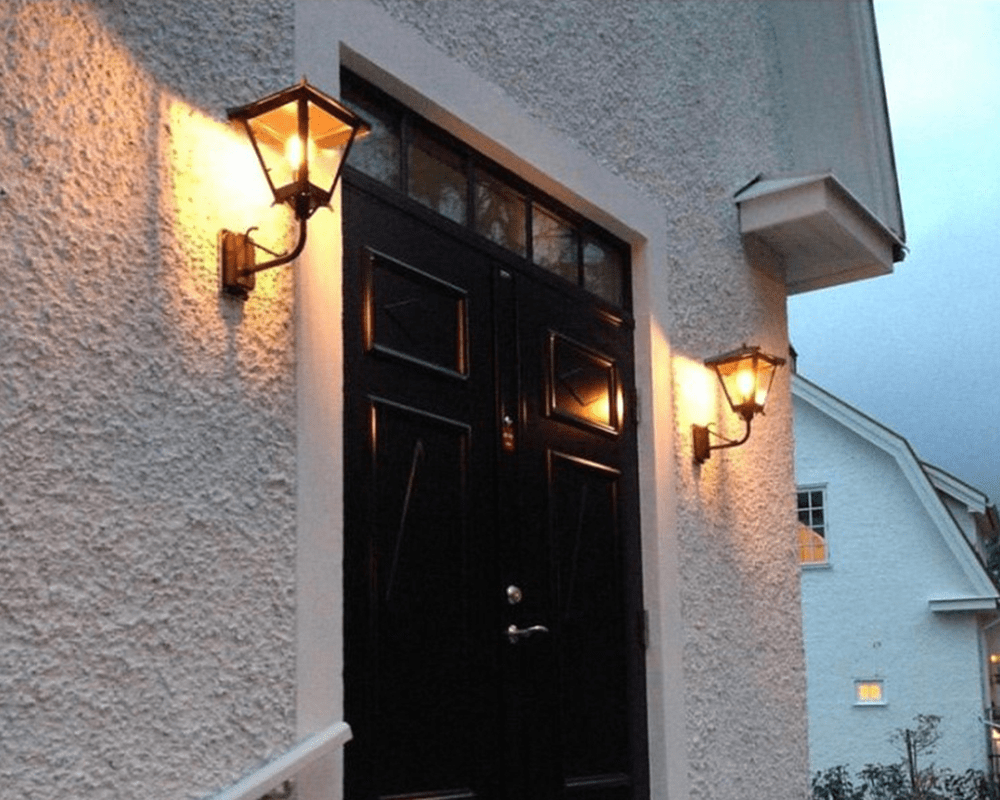Gustav upp Svart utendørslampe Fra Westal - Velg mellom en opp- eller nedover-lanterne i lakkert og rustfri finish, eller i praktfullt oksidert kobber.