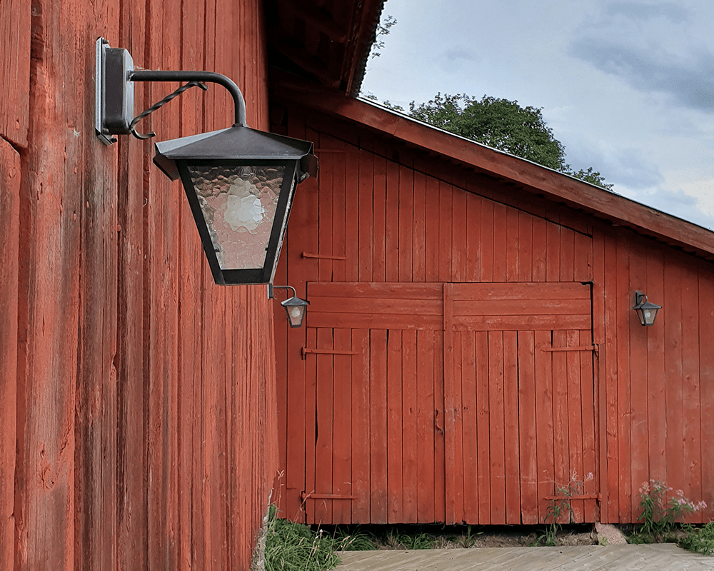 Gustav ned Oksidert kobber utendørslampe Fra Westal - Velg mellom en opp- eller nedover-lanterne i lakkert og rustfri finish, eller i praktfullt oksidert kobber.