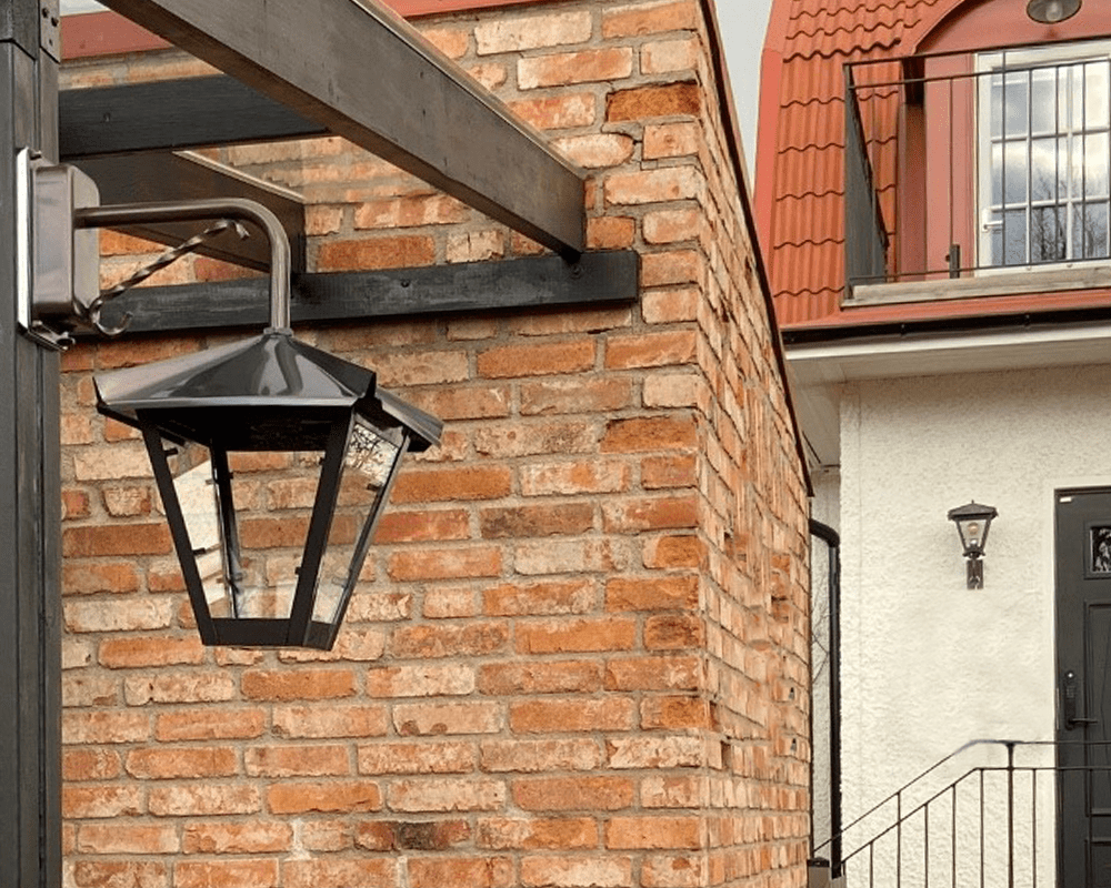 Gustav ned Oksidert kobber utendørslampe Fra Westal - Velg mellom en opp- eller nedover-lanterne i lakkert og rustfri finish, eller i praktfullt oksidert kobber.